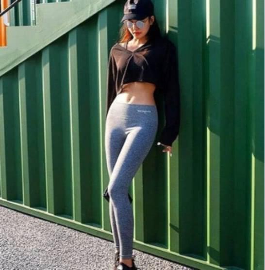 紧身打底裤非常的时尚百搭，是女性不错的选择！