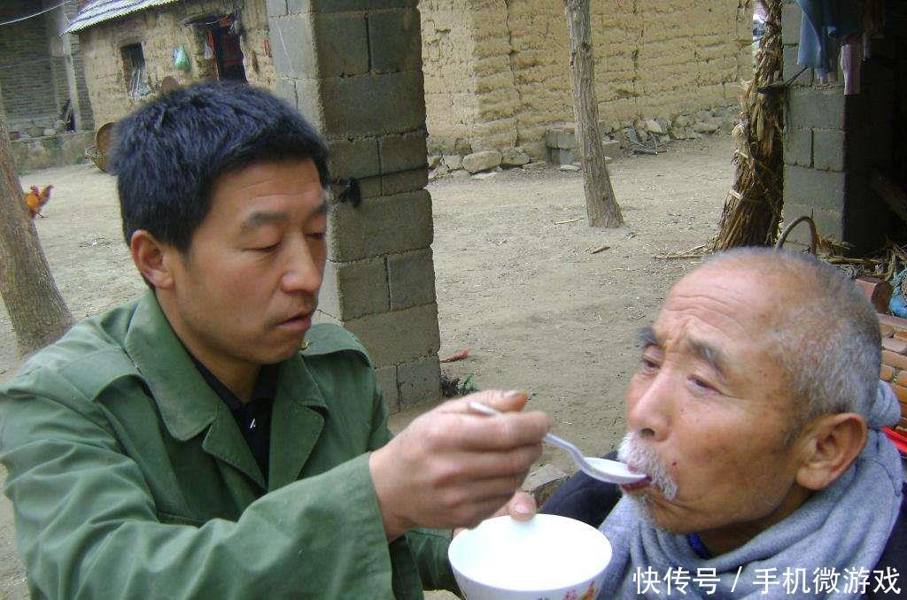 『父母』这个道士喝生水,吃生米,为母守孝三年,后与母亲合葬一处