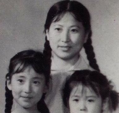 #老照片#陈晓旭这么美原来她有一个高颜值妈妈几张老照片看尽她简短一生