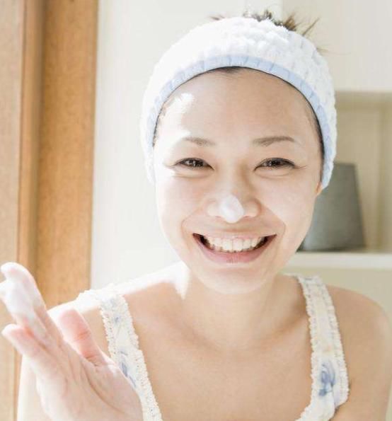  「脸上」为啥你刚洗完脸特别“白”，没10分钟就变暗沉？原因其实都怪它