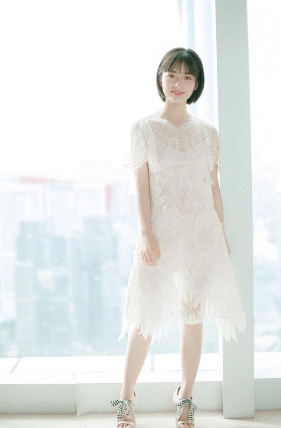 沈月穿蕾丝裙现身, 撑不起来真尴尬, 网友: 身高是硬伤!