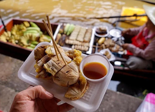 揭秘泰国特丹嫩沙多水上市场，游客蜂拥而来，尽情游玩