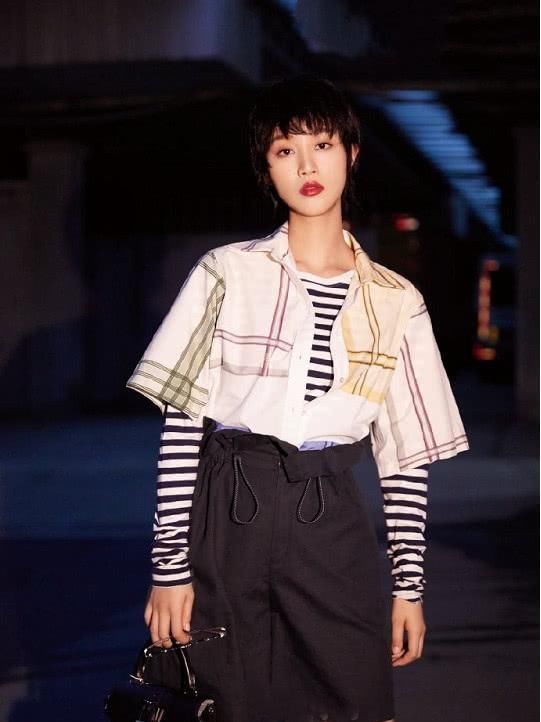 蓝盈莹能把俗气的肉袜穿的那么高级，实在厉害，时尚功底深厚啊！