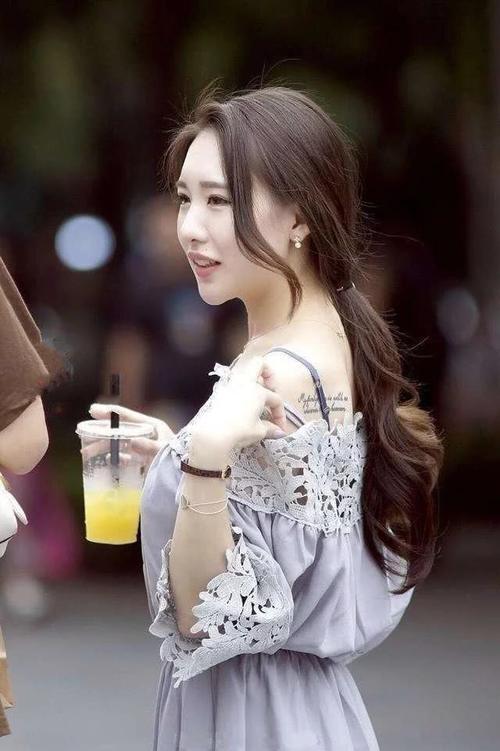 街拍：穿着时尚白皙美丽的小姐姐，光鲜靓丽干练清新！