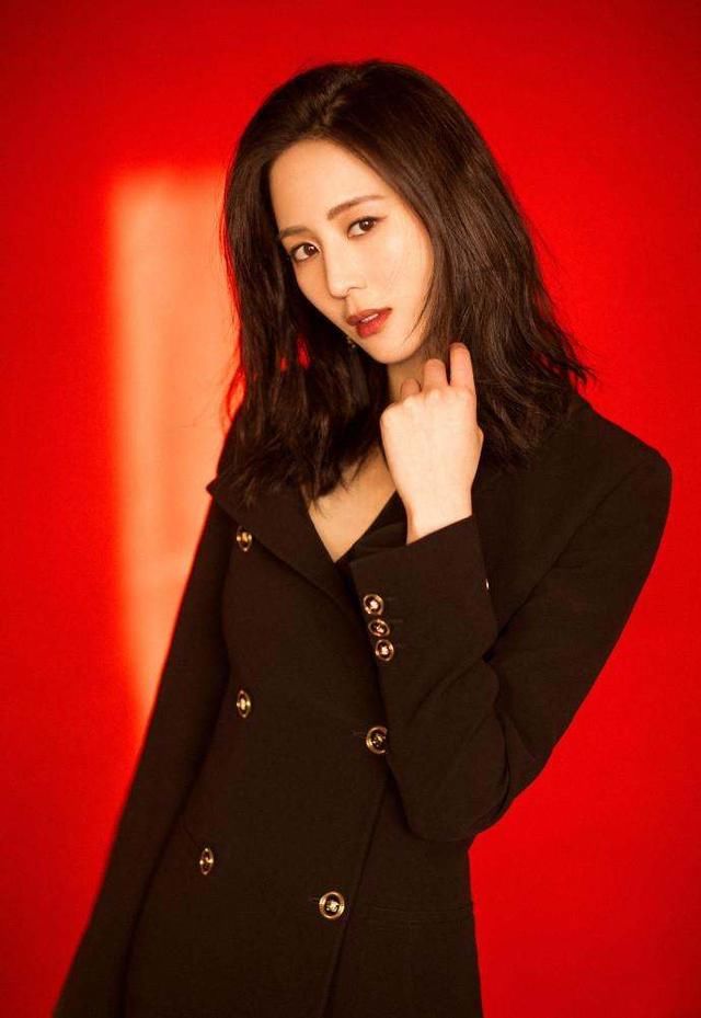 张钧甯只是把蔡依林的皮裤换成黑丝袜，同穿西装竟美得不大一样？