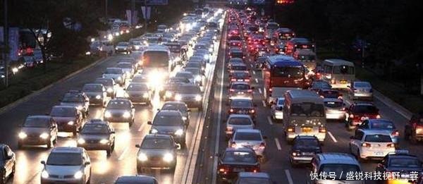 很服气，中国高速公路的怪象，限速最高车道却跑着最慢的车