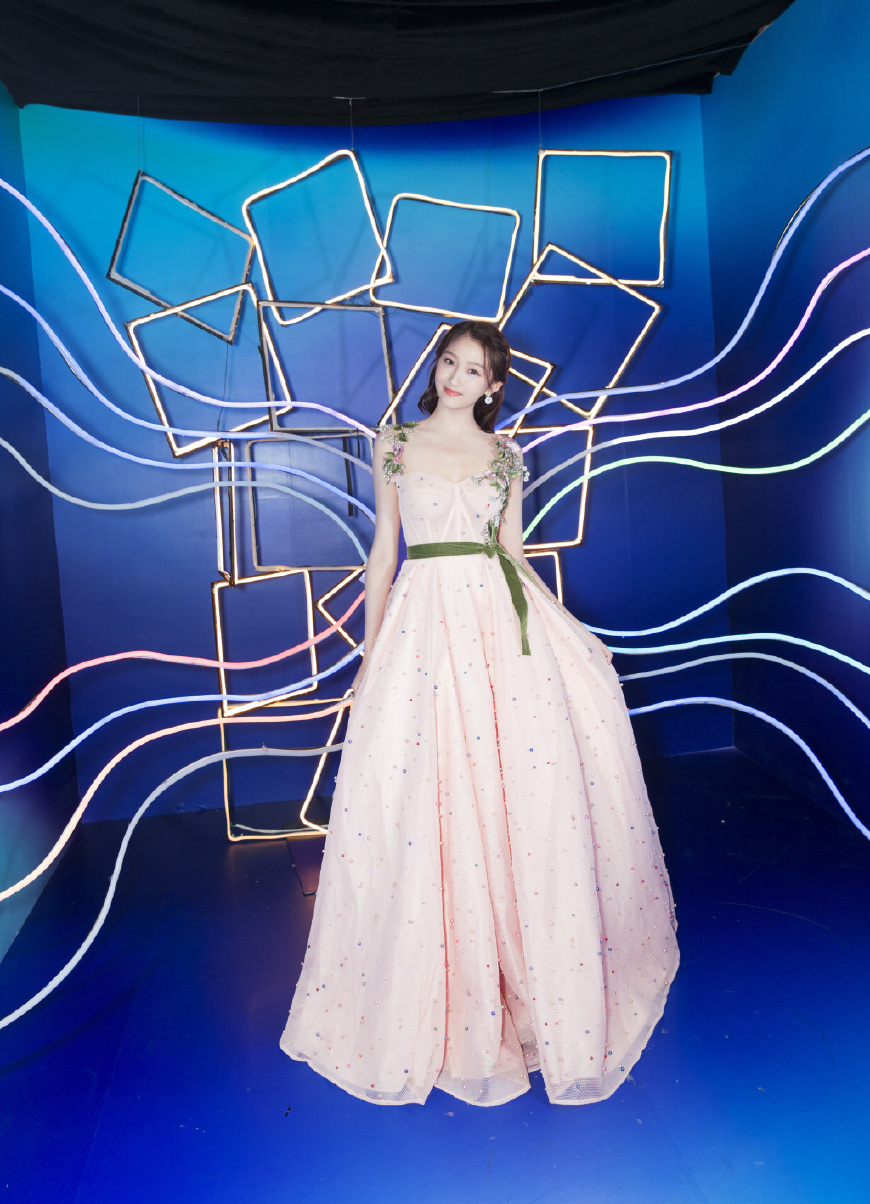 关晓彤美腻了！一袭天蓝色吊带连衣裙仙气十足，网友：终于穿对了