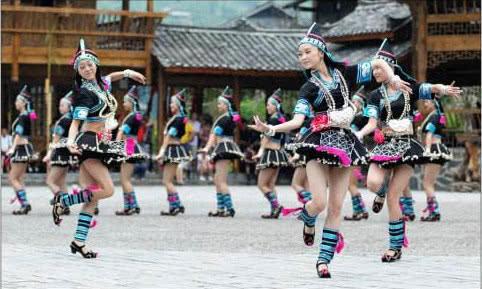 这个地方的女孩要么不穿裙子，要穿就只穿“5寸长”的超短裙！