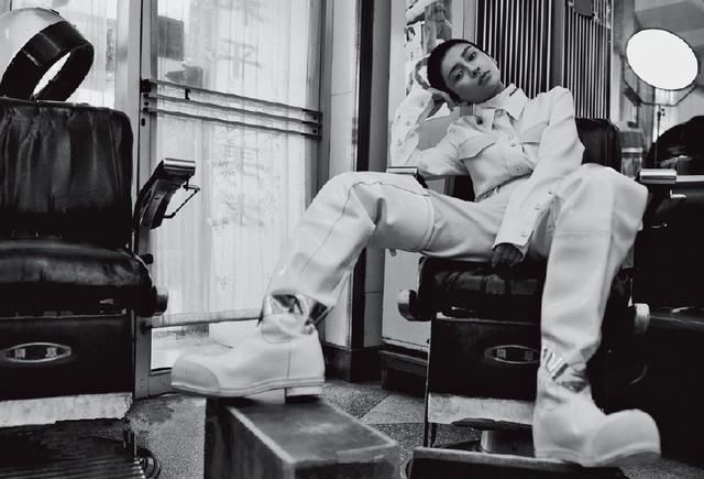 杨颖登“银十”封面,向来长发飘飘如今竟剃了短寸!惊艳到认不出