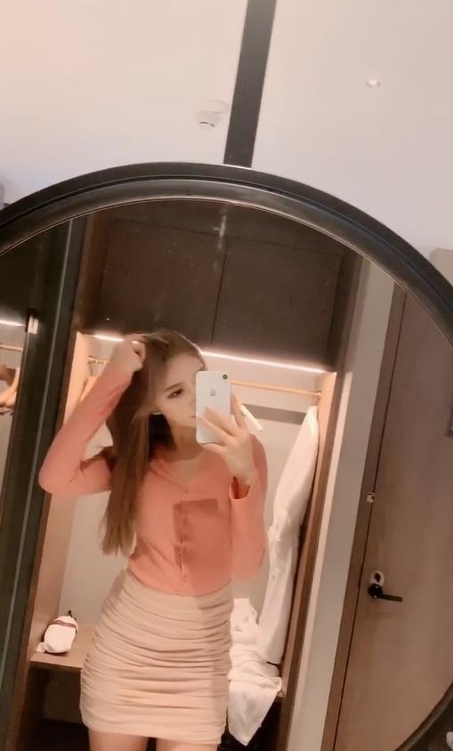 美女你这镜子脏了,得擦一擦才能看得清