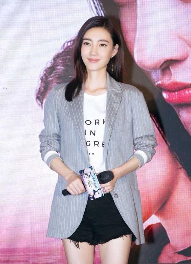 剪了短发的“素颜女神”王丽坤,简直跟开挂似的,美得堪比少女!