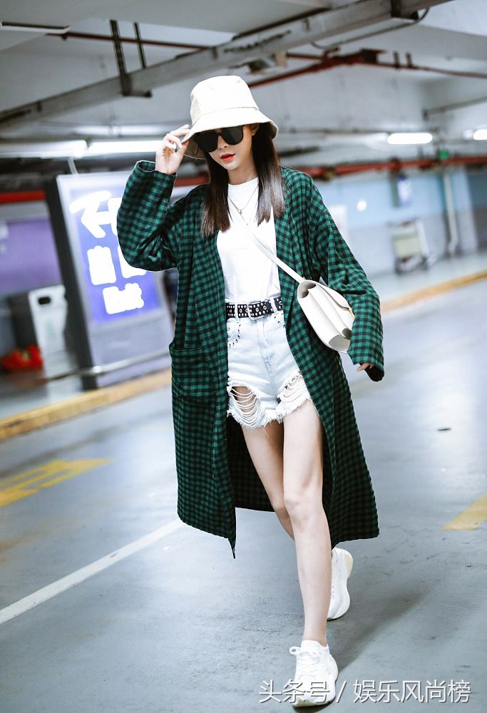 沈梦辰引领初秋穿搭，格子风衣超模范，火辣热裤秀美腿