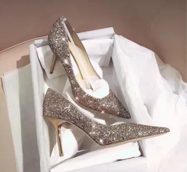 穿高跟鞋很累？尖头细跟高跟鞋要这样穿，学会了你就是最美女神！