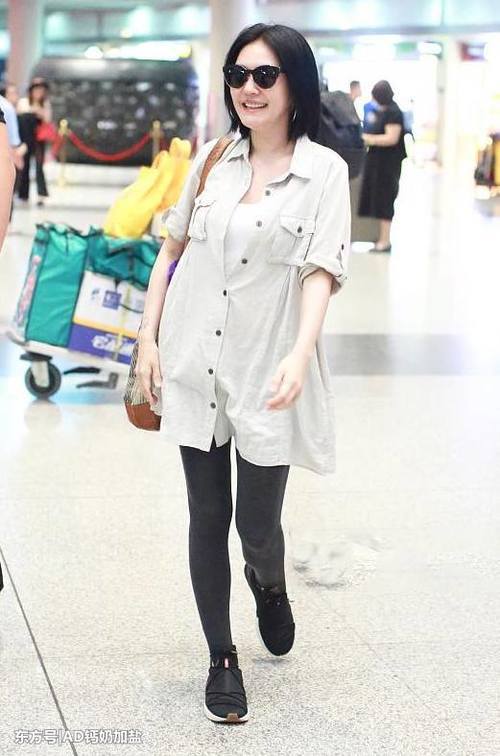 40岁小S低胸内搭紧身裤，衬衣还解3颗扣，网友：又在放飞自我