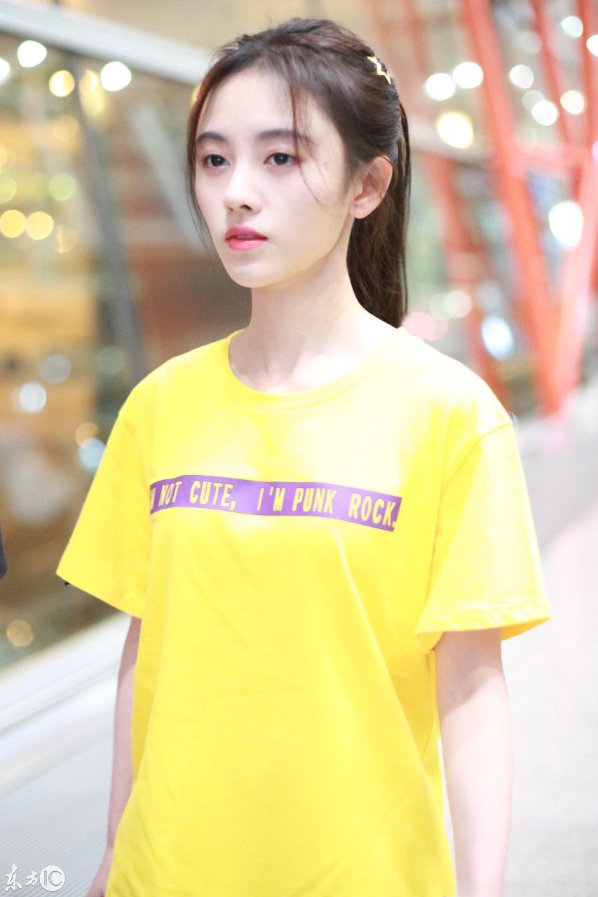 鞠婧祎现身北京机场 身穿时尚T恤搭配短裤大秀美腿