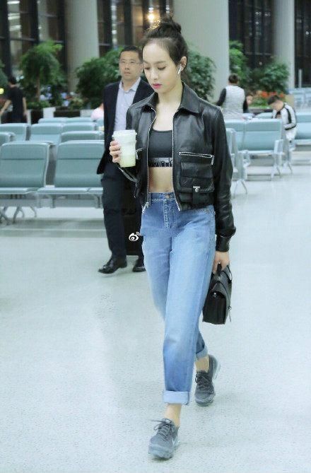 31岁宋茜和19岁周洁琼同穿露脐装,网友:真嫩和装嫩的差距!