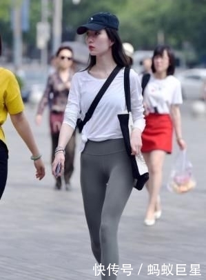 「与众不同」街头靓丽的小姐姐表达时尚魅力,用穿搭彰显与众不同!