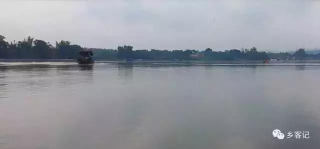 赶着大爷到江边摸螺，体验了一番渔民生活