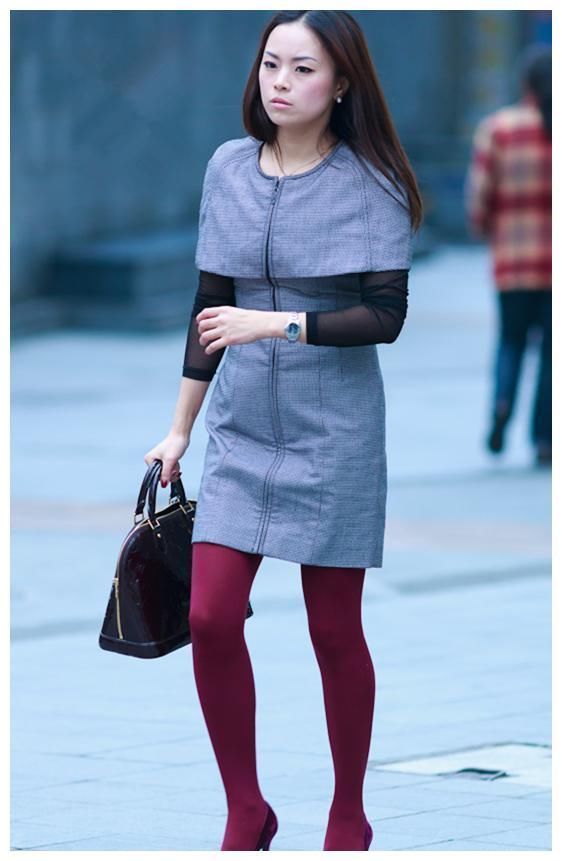 街拍：图1董璇胯真宽，图2这黑丝袜设计真独特！图4紫色丝袜美女