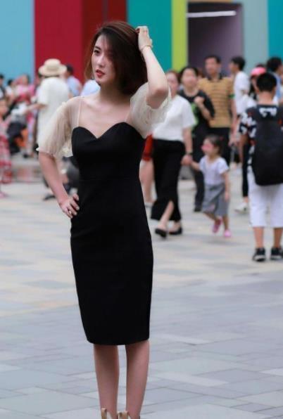  美女|街拍：宽松上衣+黑色长裤的美女，简单时尚，靓丽大方