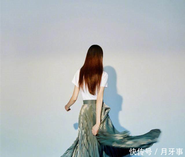 35岁唐嫣只不过剪了个“狗啃”刘海，气质就变得大不一样了！