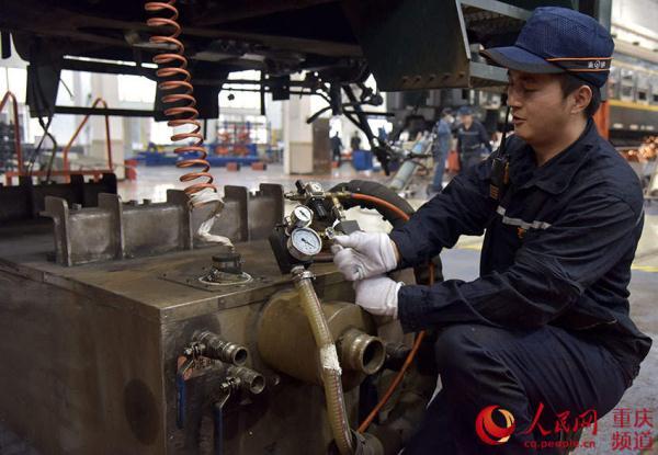 重庆:“动车医生”精诊细修 备战2019年春运