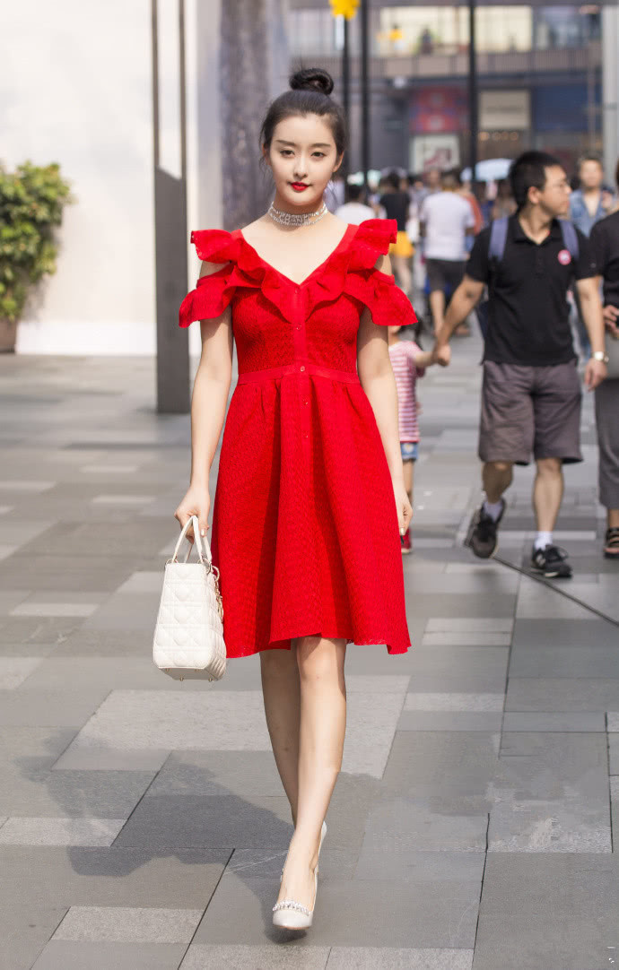 街拍：性感肌肤白皙的小姐姐，休闲清爽给人清纯的感觉！