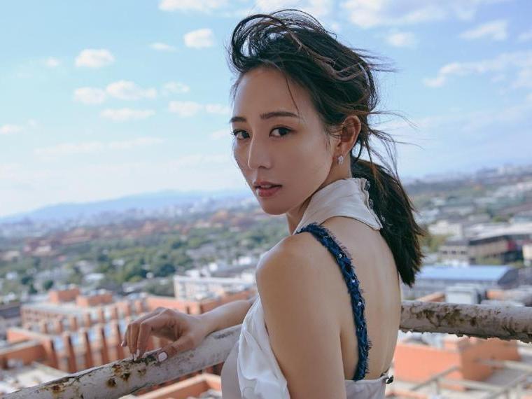 张钧甯真会穿, 交叉露肩上衣配阔腿裤, 造型风格越来越百变!