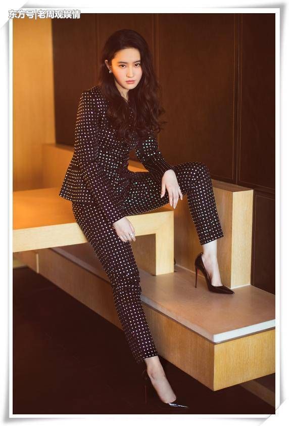 被瘦下来的刘亦菲惊艳到了,烂大街也能穿出高级感,网友:美炸了