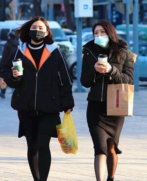  『皮肤』美女时尚街拍：皮肤白皙的小姐姐，一件红色上衣配牛仔短裤，青春活力气质