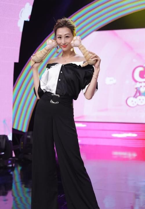 她5年生了4个小孩，一袭露肩装尽展前凸后翘好身材，胸前扣子亮了