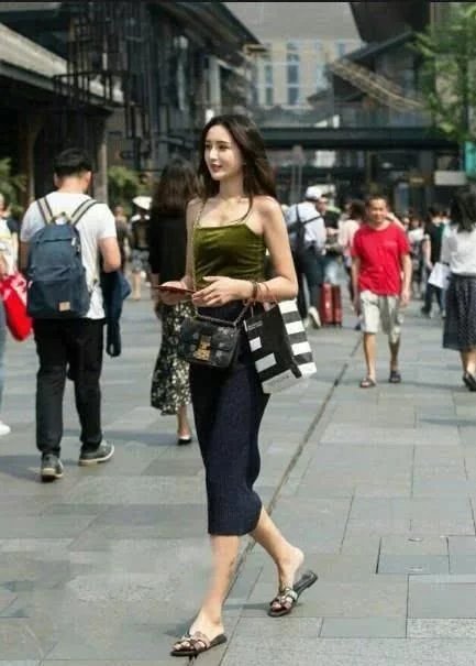 街拍：大长腿长得好倾国倾城的小姐姐，苗条曼妙时尚性感！