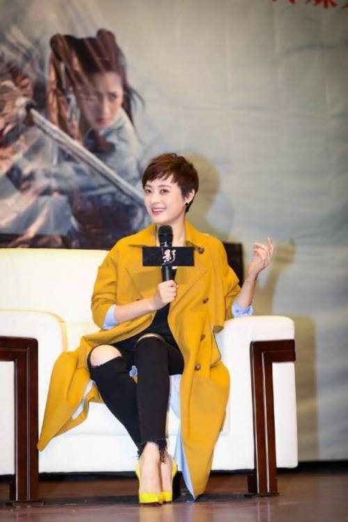 165孙俪和178何穗撞上黄色风衣，身高矮了13cm，气质却一点也没输