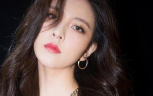  #出了她#不愧是张一山“绯闻女友”，将直筒裙穿成开衩裙，莫名的有些性感看着很养眼