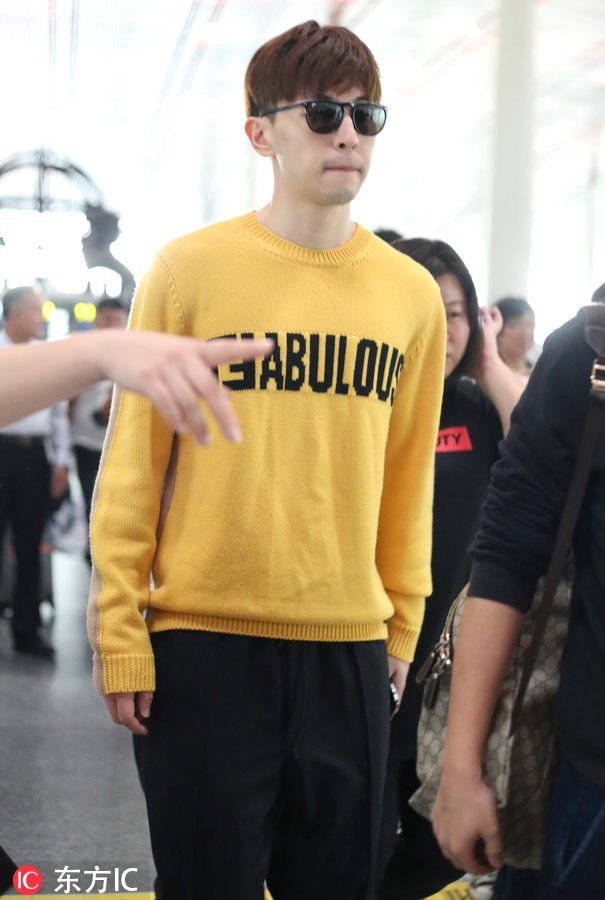 邓伦胡子拉渣一脸严肃，那个戴粉领结粉裙子傻笑的小可爱快回来