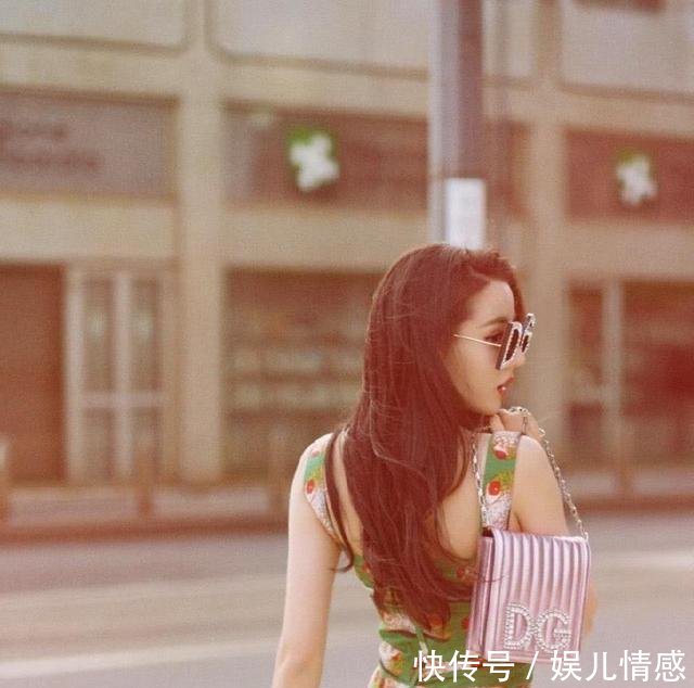 迪丽热巴一身长裙显性感，身材简直完美，五官还精致美艳！