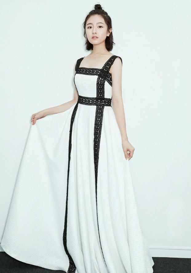 李兰迪撞衫毛晓彤，一个18岁一个30岁差别真是大，让人意外！