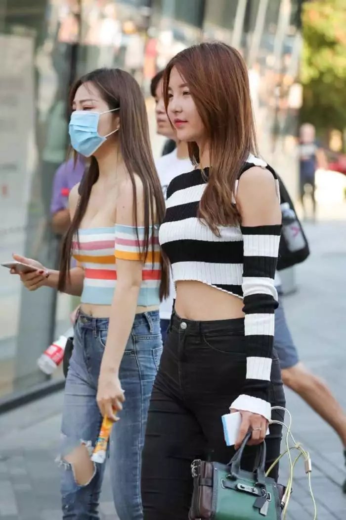 街拍：丰润破洞牛仔裤美女, 露肩装显白皙肌肤