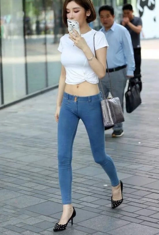 时尚小姐姐身高一米五八，穿出一米八的感觉女人味十足