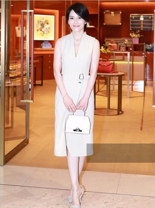 当宋茜穿深V遇见俞飞鸿，网友直呼:真的是冻龄啊，求支招