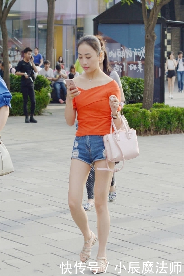  『美女』路人街拍，美女穿一款橘红色的一字肩小衫，看起来楚楚动人
