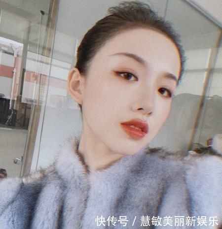  『独特』阿沁复工后尝试“雀斑妆”，用原相机自拍更显独特，不愧是时尚达人