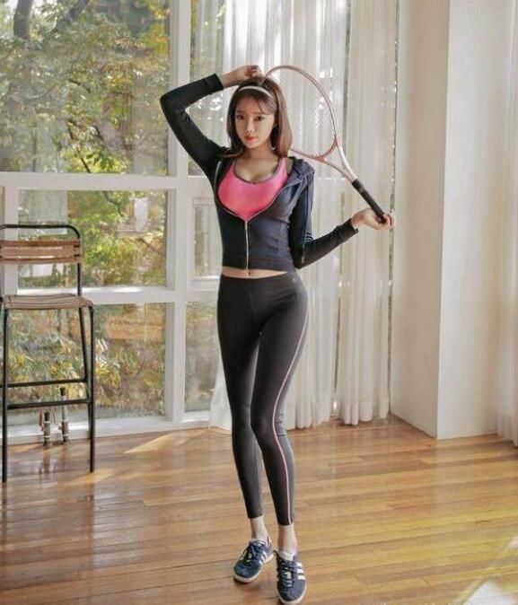 紧身裤时尚典雅，知性不乏女人味，身材好就是迷人！