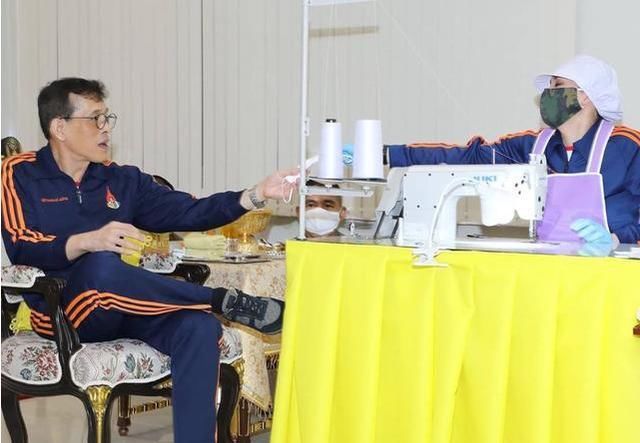 不容易■苏提达王后首次穿运动风,蓝色套装清新减龄,同框国王老公显少女