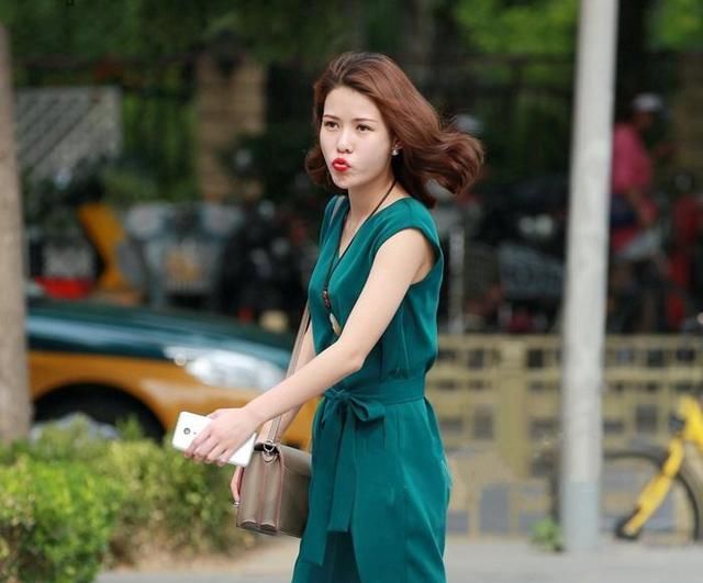 路人街拍，吊带连衣裙衬托出美丽动人的身影，活力十足魅力绽放