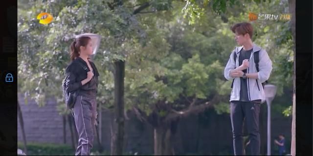 《甜蜜暴击》关晓彤搭配满分，清纯御姐完美切换，谁说配不上鹿晗