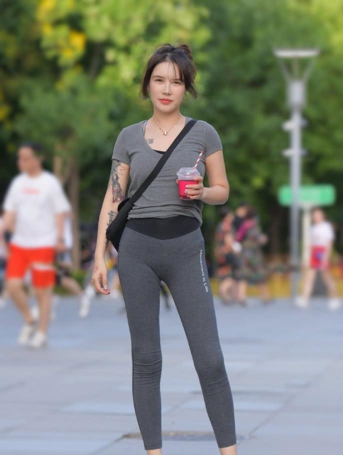  漂亮：街拍简洁的版型完全的不挑身材，可以轻松修饰出漂亮的身姿