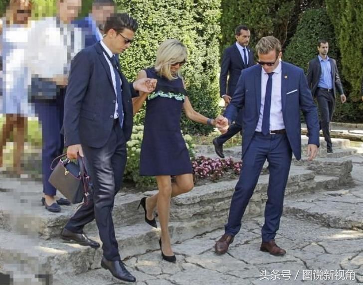 法国第一夫人不服老，穿12厘米高跟鞋显腿长，走路不便需人扶