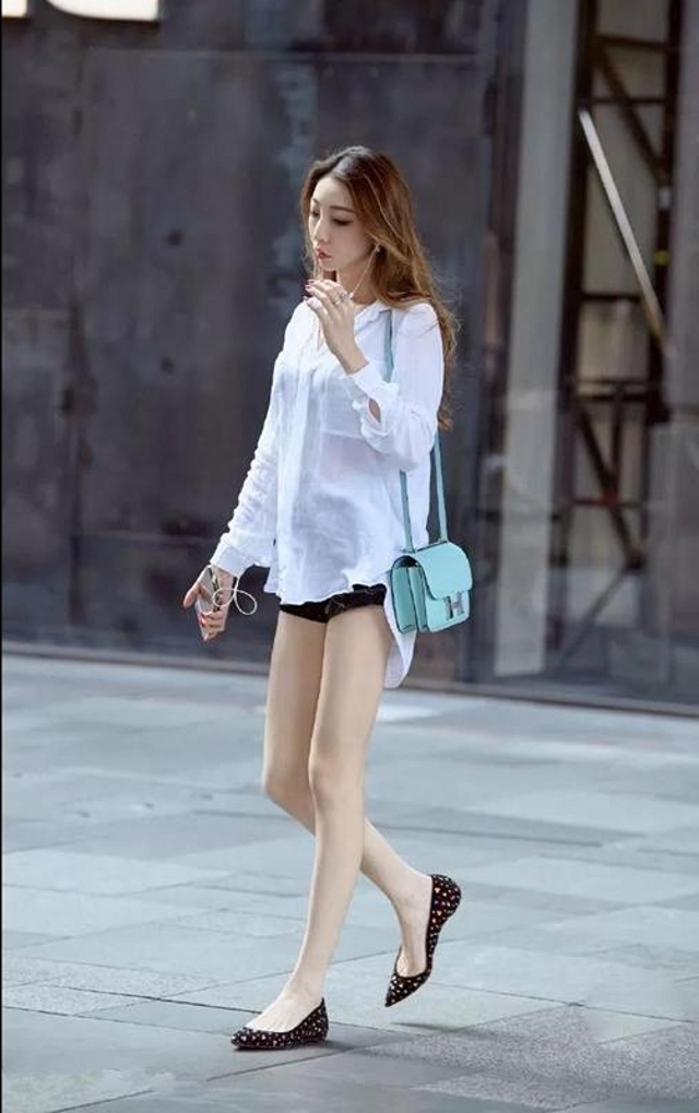 短袖■路人街拍,美女身上穿了一件浅色的短袖,非常洋气