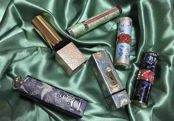 小伙为口红“贴膜”意外走红，业余摆摊月入上万